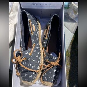 Like new! Run small 8.5. Cute for summer